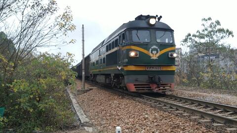 寧局柳段東風4b9299牽引貨運列車,通過冷水灘區傳芳路跨線橋,沿永西聯絡線往永州站方向行駛 嗶哩嗶哩 bilibili