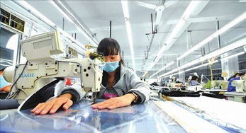 某服裝廠加工車間有工人54人,每人每天可以加工上衣8件或褲子10條,應(yīng)如何分配人數(shù),怎樣才能使每天